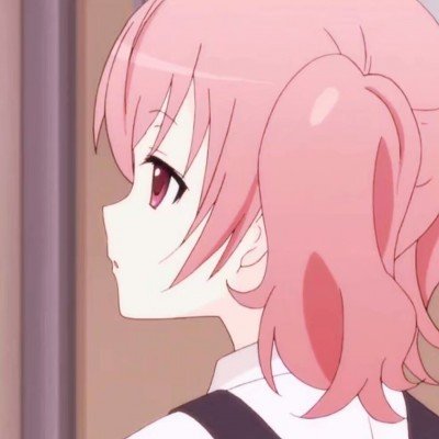 2岁幼童被困车内头发湿透
